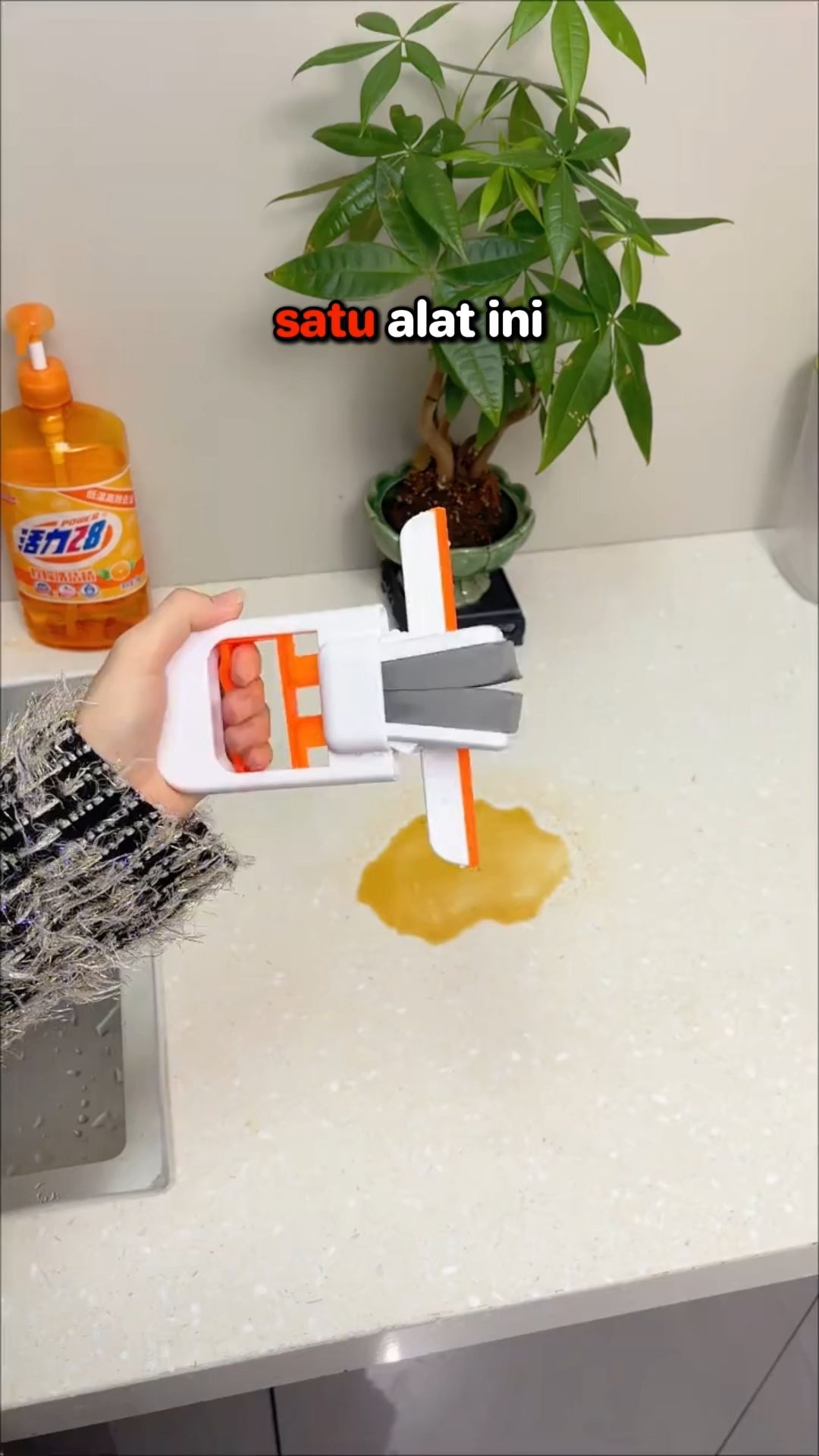 Nggak perlu cuci lap pakai tangan, mini mop ini bikin bersih meja tanpa ribet 💦👌#minimop #mop