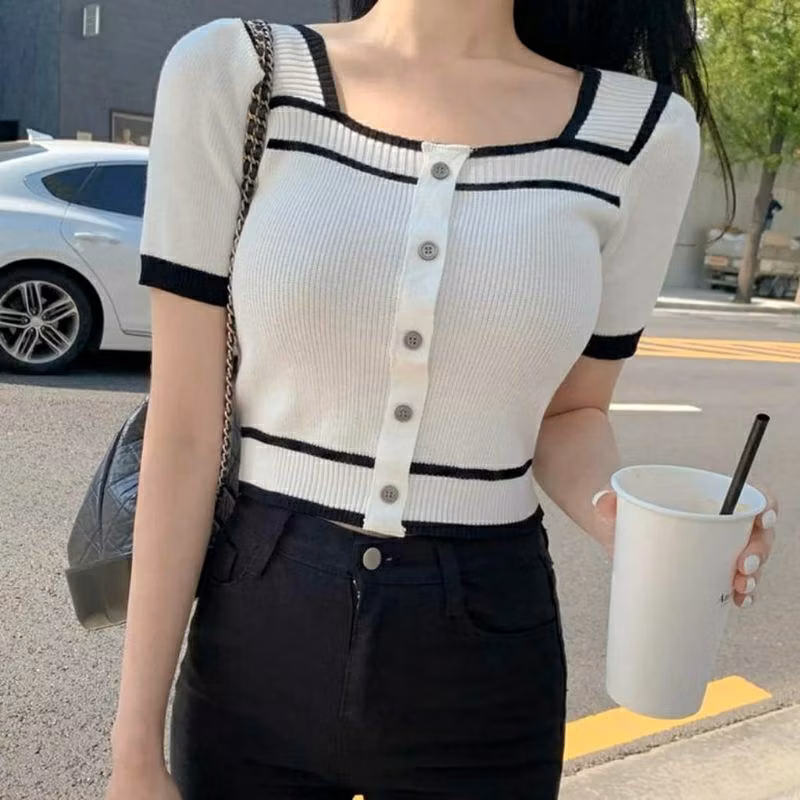 Atasan Rajut Wanita Garis-Garis Square Neck Kancing