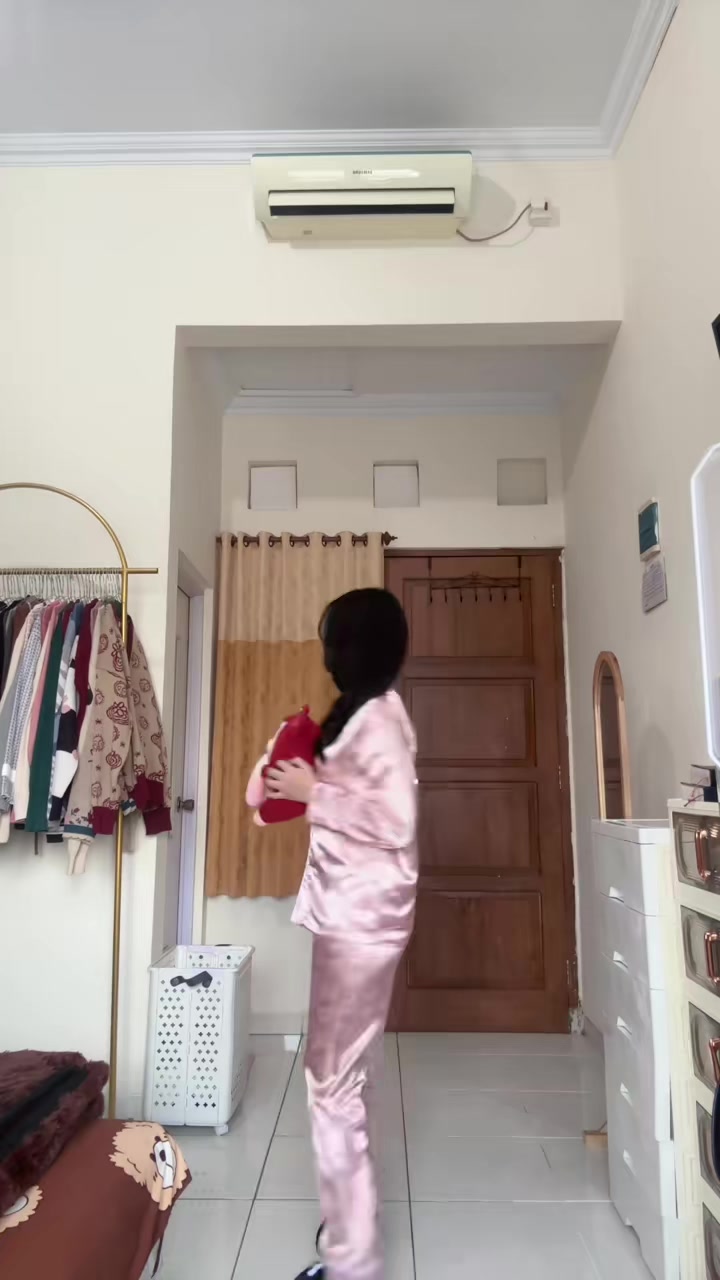 celana nya agak sempitt sikitt👺