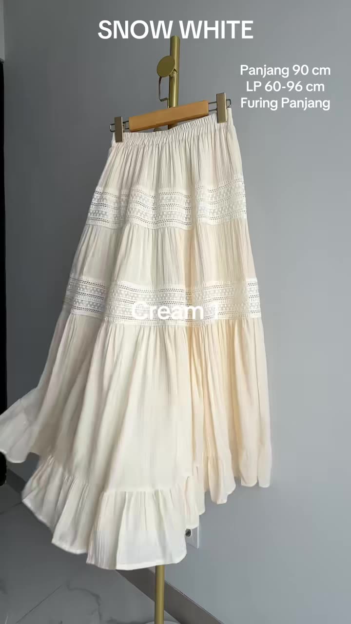 SNOW WHITE - Rok Katun Ruffle Renda Bordir Premium Import Bahan : Katun + Renda Bordir Import Lingkar Pinggang : 60-100 cm PERBEDAAN : VERSI 1 : * Ada garis Ruffle bordir 2 tingkat / 3 susun * bahan katun  * 90 cm (furing panjang) * Lingkar Pingga...